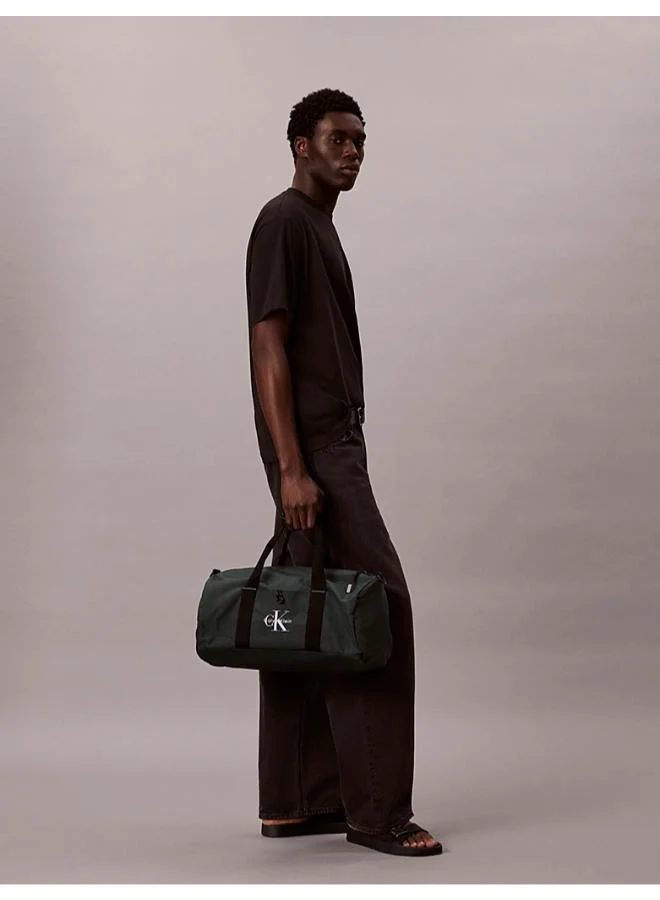 كالفن كلاين حقيبة دافل نايلون بشعار جريء